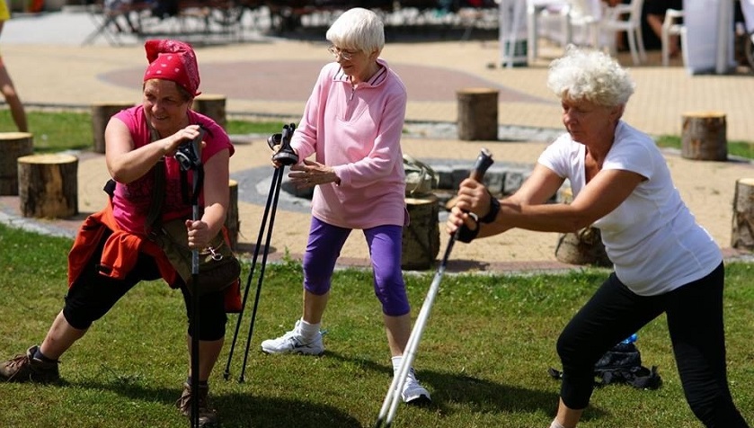 cwiczące kobiety z kijami nordic walking