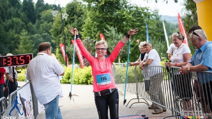 osoba startująca w zawodach nordic walking przekraczam metę