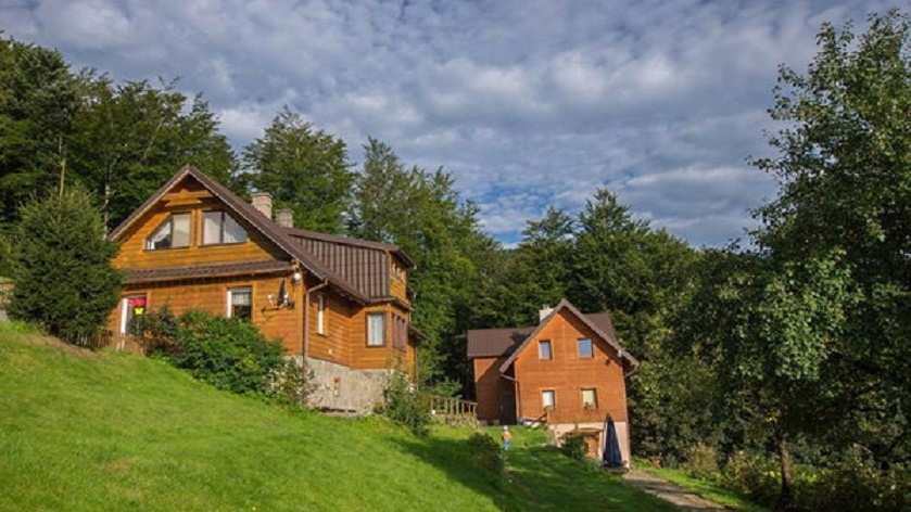 chata góralska na zboczu góry w Beskidach