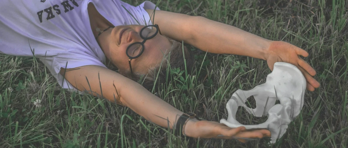 Kobieta leżąca na trawie