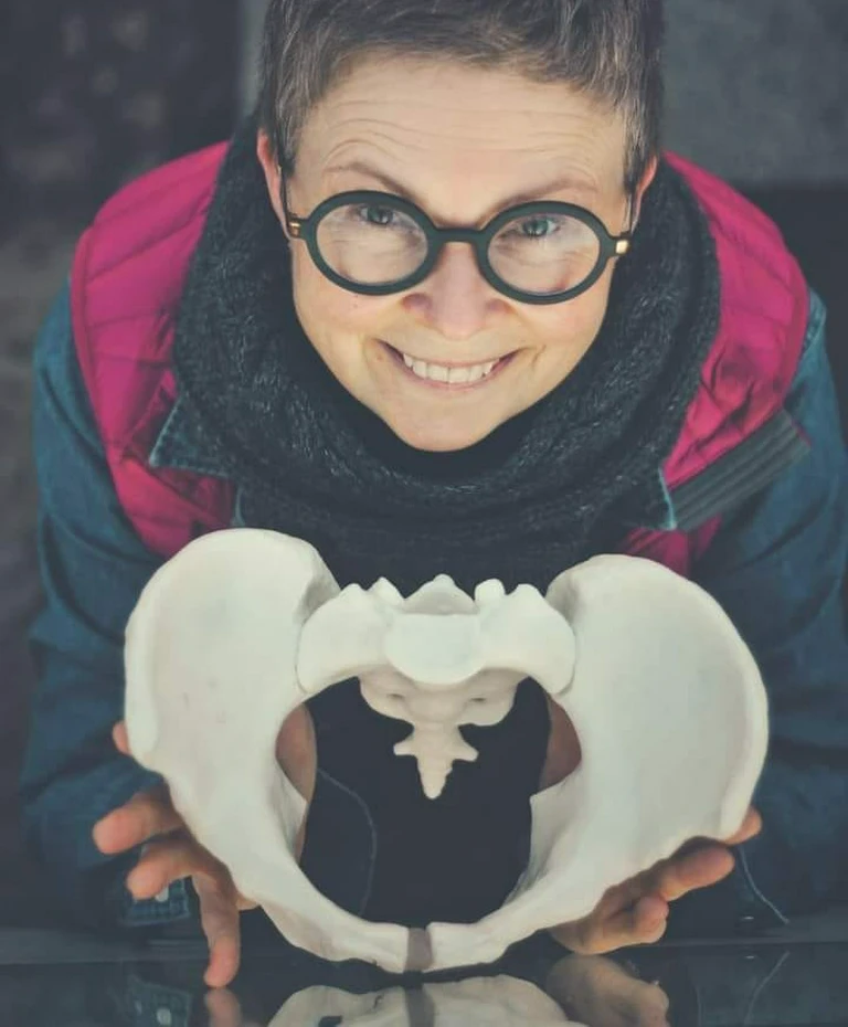 Kobieta z&nbsp;modelem miednicy