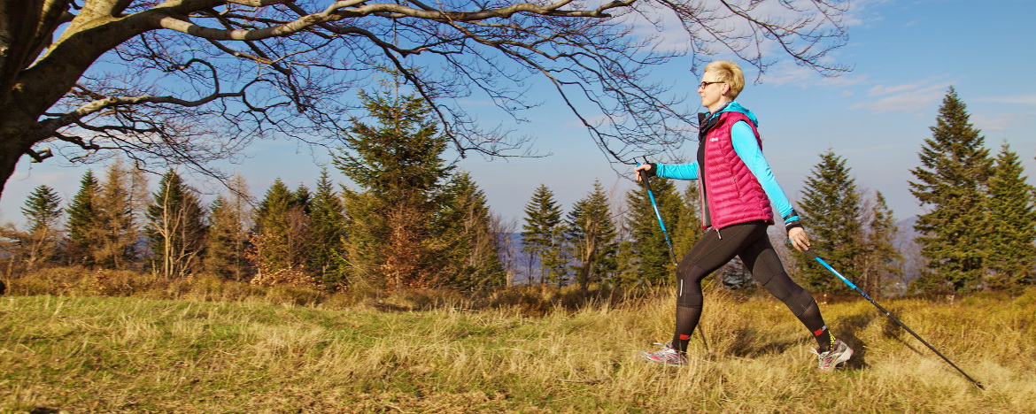 Zdjęcie osoby ćwiczącej nordic walking