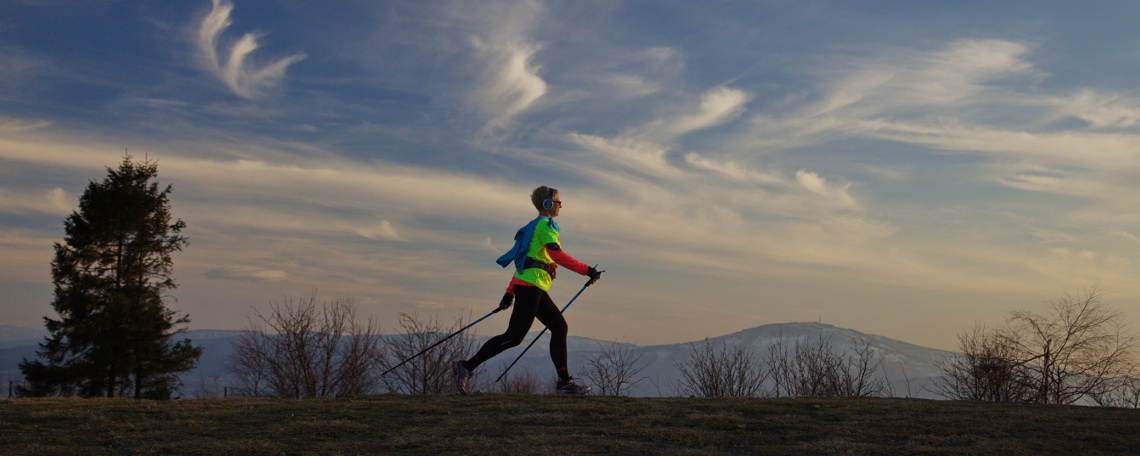 Zdjęcie osoby ćwiczącej nordic walking